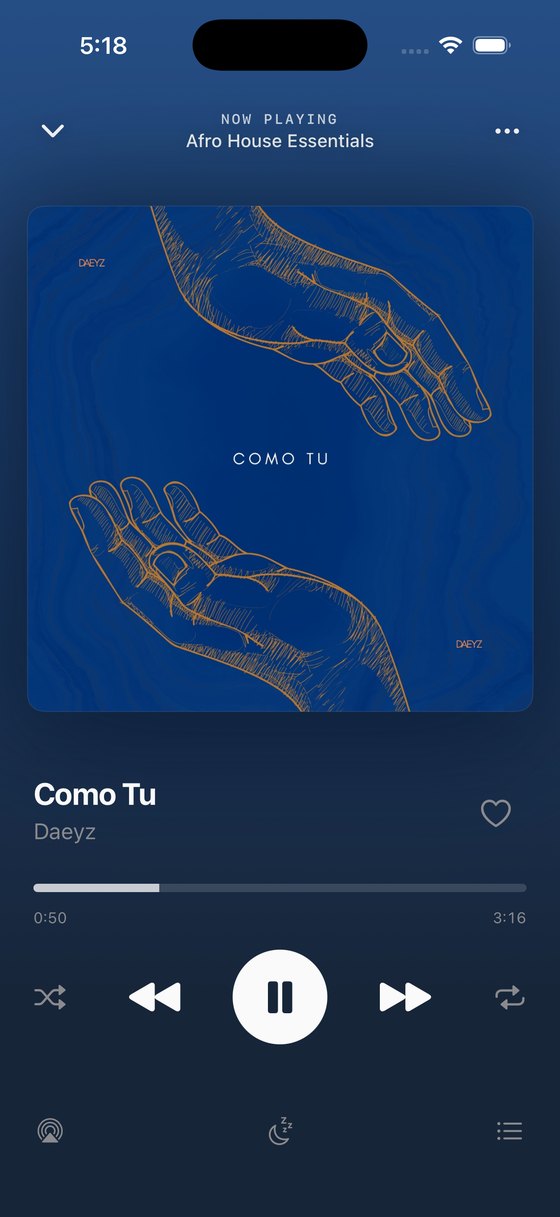 Now Playing: Como Tu by Daeyz, the player screen tinted blue by the cover